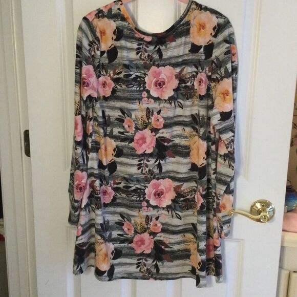 SALE. BUY 2/$30. NWOT. LuLaRoe Women’s M Tunic Blouse Floral Print - Picture 4 of 6